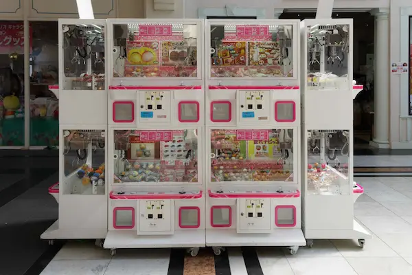 Gacha capsule toy vending machine